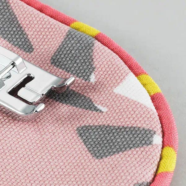 Pied-de-biche pour cordonnets passepoils Brother - Atelier de la Machine à Coudre