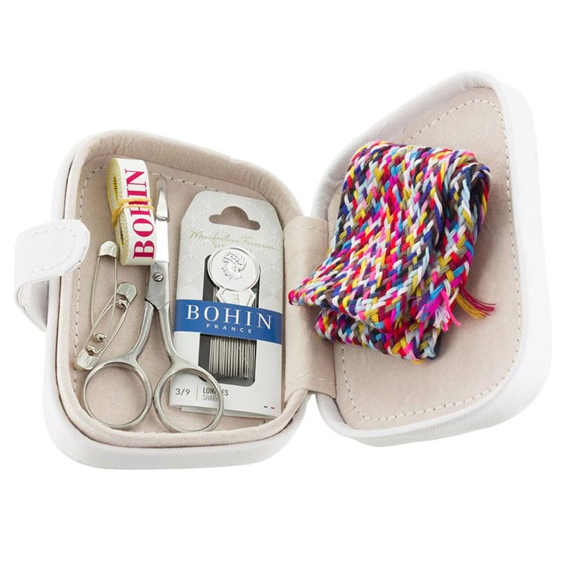 Kit De Couture Bohin France Secrets Couture - New York - 20 Aiguilles, Ciseaux, Ruban Mètre, Fil - Trousse De Voyage Compacte